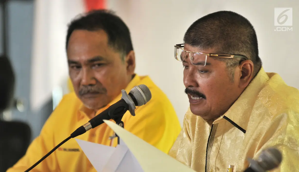 Ketua Korbid Kepartaian Golkar Ibnu Munzir (kanan) membacakan SK pengangkatan Rizal Mallarangeng (kiri) sebagai Plt Ketua DPD Golkar DKI Jakarta, Kamis (6/9). Rizal Mallarangeng menggantikan Agus Gumiwang Kartasasmita. (Merdeka.com/Iqbal Nugroho)