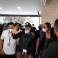 Youtuber Muhammad Kece dibawa ke Bareskrim Polri. Dia ditetapkan sebagai tersangka dugaan penodaan agama. (Merdeka.com/Nur Habibie)