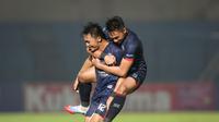Pemain Arema FC, Rizky Dwi Febriyanto (kiri) merayakan gol kemenangan timnya bersama Bagas Adi Nugroho saat laga pekan kesepuluh BRI Liga 1 2021/2022 antara Madura United melawan Arema FC di Stadion Sultan Agung, Bantul, Senin (01/11/2021). (Bola.com/Bagaskara Lazuardi)