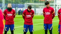 Prosesi mengheningkan cipta dilakukan Barcelona sebelum menggelar latihan di Ciutat Esportiva Joan Gamper, Jumat (27/11/2020) pagi WIB. (dok. FC Barcelona)