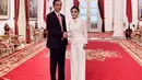 Yuni Shara terlihat begitu manis saat berpose dengan Jokowi. Ia terlihat mengenakan busana serba putih. (Foto: instagram.com/yunishara36)