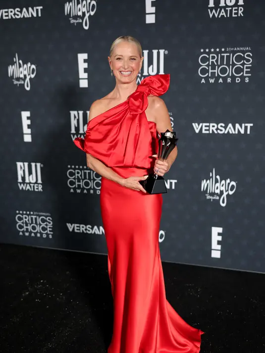 Katherine Lenasa meraih penghargaan “Best Supporting Actress In Drama Series” ia kenakan dress merah dengan material satin dan aksen asimetris serta sentuhan pita yang mengoptimalkan tampilan dress.