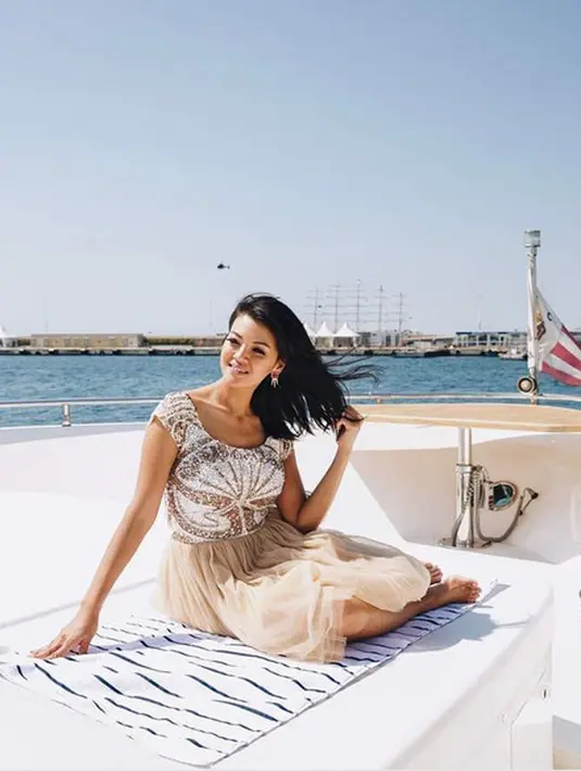 Penampilan Farah Quinn belakangan ini berbeda dari awal-awal kemunculannya. Tampil seksi dan mini. Bahkan ibu satu anak itu lekat dengan imej seksi. Perlahan, ia mengaku mengurangi gaya berpakaiannya. (Instagram/farahquinnofficial)