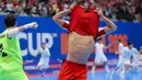Ekspresi kecewa pemain Timnas Futsal Indonesia, Israr Megantara setelah gagal mengeksekusi tendangan penalti dalam laga final Piala Asia Futsal 2026 melawan Iran yang berlangsung di Indonesia Arena, Senayan, Jakarta, Sabtu (07/02/2026). (Bola.com/Bagaskara Lazuardi)