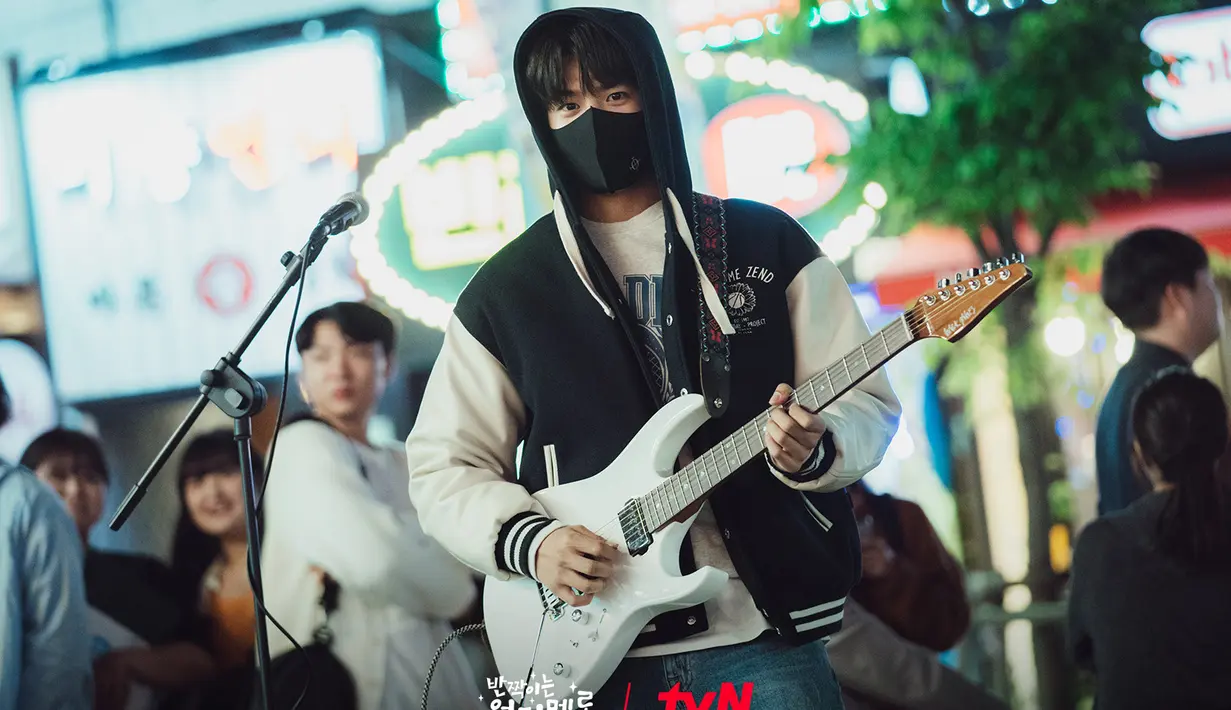 Terlepas dari citranya sebagai siswa teladan yang fokus hanya pada akademisi dan keluarganya, Eun Gyeol menyembunyikan satu rahasia. Tanpa sepengetahuan orang tuanya, diam-diam dia menjadi seorang gitaris band.