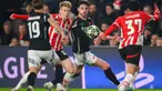 Gelandang PSV Eindhoven Jerdy Schouten (tengah kiri) berebut bola dengan Declan Rice (Arsenal) saat leg pertama 16 besar Liga Champions 2024/2025 yang digelar di Philips Stadion, Eindhoven, pada tanggal 4 Maret 2025 waktu setempat atau Rabu (5/3/2025) dini hari WIB. (JOHN THYS/AFP)