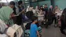 Warga Negara Indonesia (WNI) yang baru saja dievakuasi dari Lebanon setelah serangan udara Israel mendorong barang-barang mereka ke dalam troli setibanya di Bandara Internasional Soekarno-Hatta di Tangerang, Banten, Senin 7 Oktober 2024. (AP Photo/Tatan Syuflana)