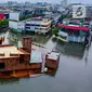Penampakan banjir yang mengepung Kota Semarang, Jawa Tengah, Sabtu (6/2/2021). Hujan deras sejak Jumat malam hingga Sabtu pagi, 6 Februari 2021 membuat sejumlah kawasan di Kota Semarang dikepung banjir. (Liputan6.com/Gholib)