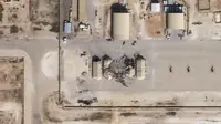 Gambar satelit menunjukkan kerusakan pangkalan udara AS di Ain al-Asad setelah terkena roket dari Iran di Irak barat, Rabu (8/1/2020). Iran menembakkan lebih dari selusin rudal balistik ke setidaknya dua pangkalan udara Irak yang menjadi pangkalan pasukan Amerika Serikat. (HO/Planet Labs Inc./AFP)