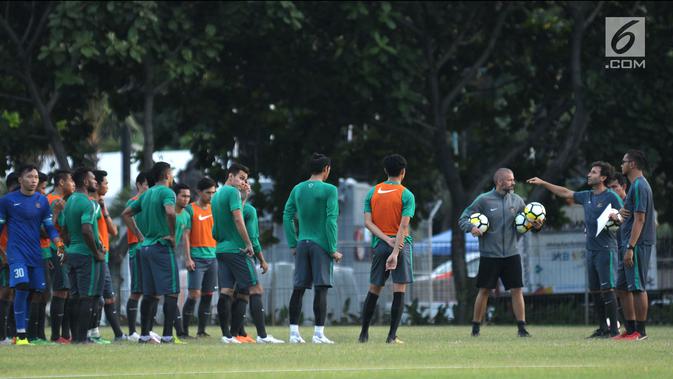 Pelatih Timnas Indonesia U-23. Luis Milla (kedua kiri) memberi arahan kepada anak asuhnya. (Liputan6.com/Helmi Fithriansyah)