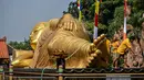 Ritual ini salah satu persiapan menyambut perayaan Waisak tahun 2568 Buddhist Era. (JUNI KRISWANTO/AFP)