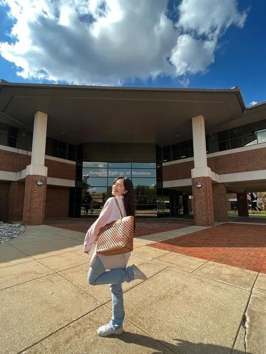 Penampilannya itu disempurnakan dengan totebag warna coklat dan sneakers putih. (Instagram/bebytsabina).