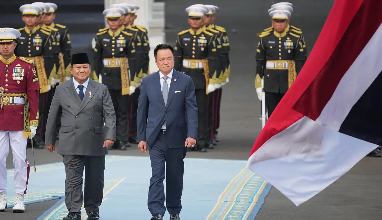 Presiden Prabowo Subianto bersama Perdana Menteri Thailand Anutin Charnvirakul memeriksa pasukan saat upacara penyambutan kenegaraan di Istana Merdeka, Jakarta, Senin (3/8/2026). (AP Photo/Tatan Syuflana)