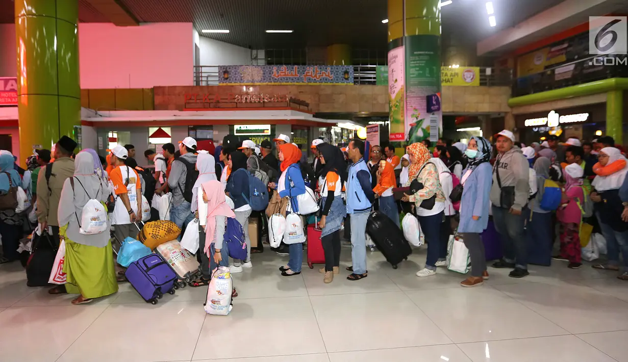 Pemudik antre masuk ke dalam Stasiun Gambir, Jakarta, Selasa (12/9). Sebanyak 1.000 pemudik diberangkatkan menggunakan kereta api executive oleh PT Bank Negara Indonesia (Persero) Tbk. (Liputan6.com/Fery Pradolo)