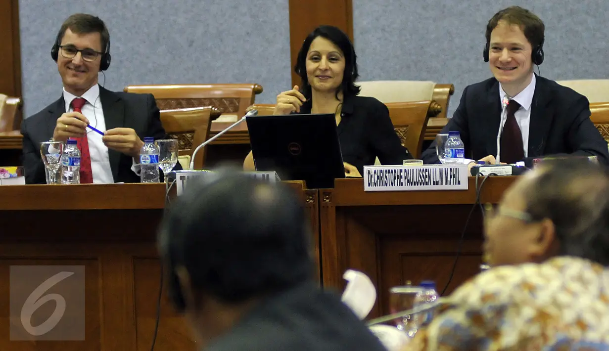 Kepala Bagian Politik Kerajaan Belanda Nico Schrmers (kiri) beserta peneliti Lembaga Internasional Anti Terorisme Tanya Saja Mehra dan Christophe Paulussen saat rapat konsultasi dengan Badan Legislasi DPR, Jakarta, (17/2). (Liputan6.com/Johan Tallo)