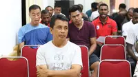 Suasana saat ibadah tim Persipura Jayapura jelang laga Torabika Soccer Championship 2016  melawn Persija Jakarta di Hotel Yasmin, Jayapura, Kamis (28/4/20160. (Bola.com/Nicklas Hanoatubun)