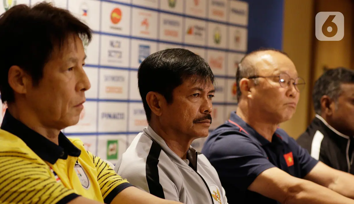 Pelatih Timnas Indonesia U-22, Indra Sjafri, bersama pelatih dari Grup B lainnya saat menggelar jumpa pers di Hotel Century Park, Manila, Minggu (24/11/2019). Cabang sepak bola SEA Games 2019 akan mulai bertanding Senin (25/11) esok. (Bola.com/M Iqbal Ichsan)