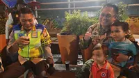 Cerita di Balik Segelas Kopi Penjaga Malam Tahun Baru di Depok