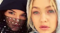 Bertandang ke Dubai, Kendall Jenner Kenakan Abaya dan Kerudung
