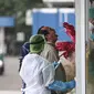 Warga mengikuti tes usap (swab test) COVID-19 di GSI Lab (Genomik Solidaritas Indonesia Laboratorium), Cilandak, Senin (19/10/2020). Pemprov DKI dan DPRD DKI Jakarta berencana mengatur sanksi denda Rp 5juta bagi warga yang menolak rapid test maupun swab test atau tes PCR (Liputan6.com/Faizal Fanani)