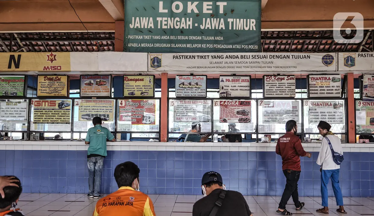 Aktivitas calon penumpang di depan loket bus Terminal Kampung Rambutan, Jakarta, Kamis (12/11/2020). Rencananya, Terminal Kampung Rambutan akan direvitalisasi dengan konsep terintegrasi stasiun LRT dan ditargetkan rampung pada 2021. (merdeka.com/Iqbal Septian Nugroho)
