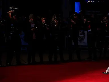 Aktris Nicole Kidman berjalan di atas karpet merah saat menghadiri pemutaran perdana film 'Lion' di London Film Festival di London, Inggris, (12/10).  Aktris  49 tahun ini tampil cantik dan seksi dengan gaun berwarna hitam.(AP Photo/Grant Pollard)