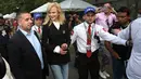 Nicole Kidman berjalan menuju paddock tim Ferrari menjelang Grand Prix F1 Australia di Melbourne, Sabtu (25/3). Nicole Kidman tampil kasual dengan mengenakan blazer hitam dan celana panjang jeans. (AP Photo/Rick Rycroft)