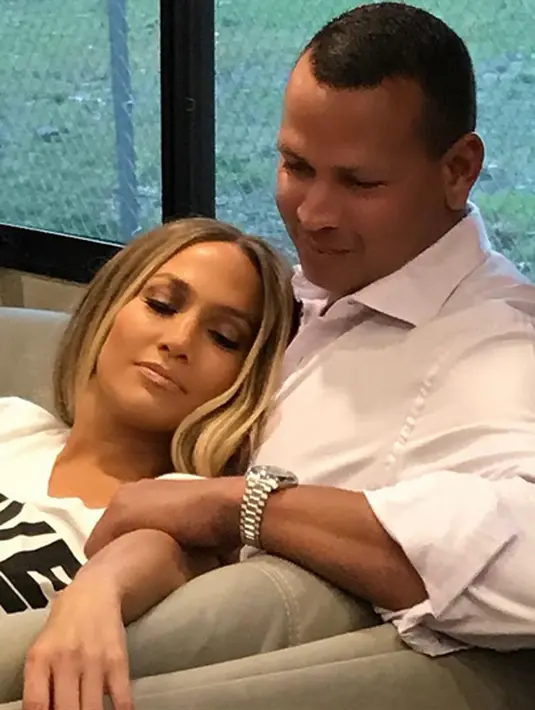 Sebelumnya, JLo memang pernah mengalami kegagalan dalam urusan cintanya. Ternyata perjalanan cinta JLo tidak semulus perjalanan kariernya menjadi seorang public figure.  (Instagram/Jlo)