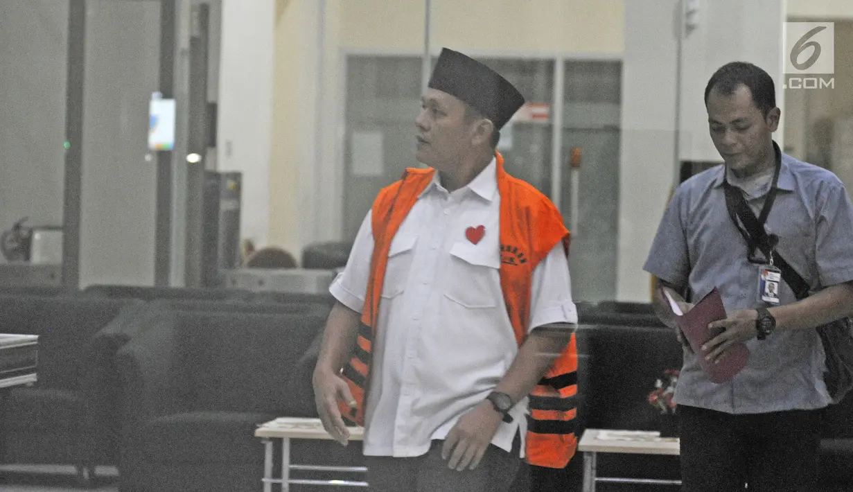Tersangka Bupati Lampung Tengah nonaktif Mustafa usai diperiksa di Gedung KPK, Jakarta, Rabu (21/2). Mustafa diduga memberi arahan pada Kadis Bina Marga Lampung Tengah Taufik Rahman untuk mengumpulkan uang Rp 1 miliar. (Liputan6.com/Herman Zakharia)
