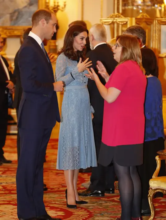 Tampilan pertamanya di acara tersebut, Kate tampak sangat cantik dan anggun. Ia mengenakan dress berwarna biru muda dan tatanan rambut yang dibiarkannya terurai. Aura cantik pun terpancar di wajahnya. (AFP/Heathcliff O'Malley)