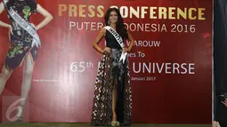 Puteri Indonesia 2016, Kezia Warouw memperkenalkan kostum untuk berlaga di Miss Universe 2016 pada saat jumpa pers jelang keberangkatan Puteri Indonesia ke ajang Miss Universe 2016 di kawasan Pancoran, Jakarta, Senin (9/1). (Liputan6.com/Herman Zakharia)
