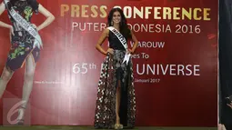 Puteri Indonesia 2016, Kezia Warouw memperkenalkan kostum untuk berlaga di Miss Universe 2016 pada saat jumpa pers jelang keberangkatan Puteri Indonesia ke ajang Miss Universe 2016 di kawasan Pancoran, Jakarta, Senin (9/1). (Liputan6.com/Herman Zakharia)
