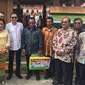Menteri ESDM Ignasius Jonan secara secara simbolik menyerahkan paket Lampu Tenaga Surya Hemat Energi (LTSHE) kepada warga di Maluku.