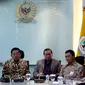 Pelaksana Tugas Ketua Umum Partai Golkar Idrus Marham (kedua kiri) di dampingi jajaran Fraksi Partai Golkar memberikan keterangan pers di Fraksi Partai Golkar DPR di Kompleks Parlemen, Senayan, Jakarta, Selasa (5/12). (Liputan6.com/JohanTallo)