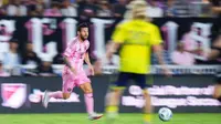 Lionel Messi #10 dari Inter Miami CF mengontrol bola dalam pertandingan MLS antara Inter Miami CF dan Nashville SC di Chase Stadium di Fort Lauderdale, Florida, Minggu WIB (13-7-2025). (Rich Storry/Getty Images via AFP)