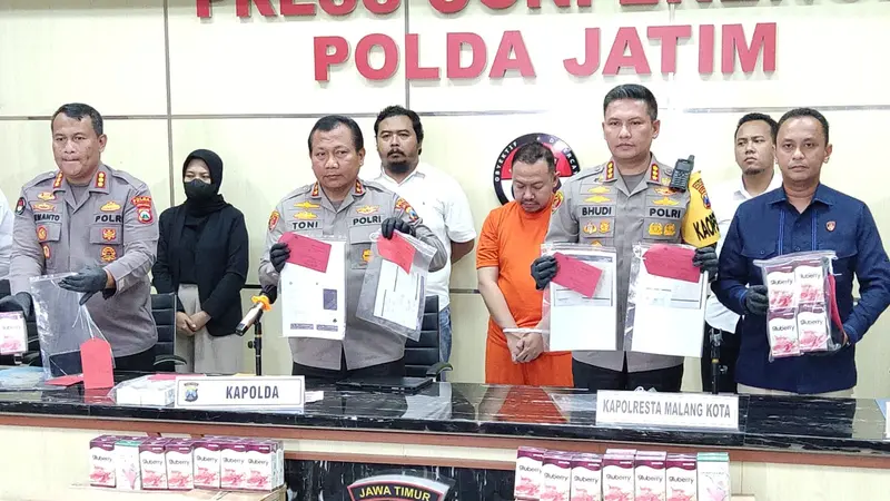 Wahyu Kenzo tertunduk saat jumpa pers di Polda Jatim. (Dian Kurniawan/Liputan6.com)