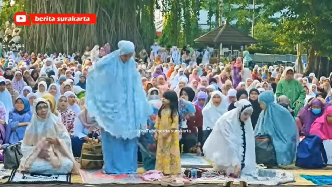 Pakai Mukena Biru Saat Salat Id di Solo, Penampilan Simpel Selvi Ananda Tuai Pujian Warganet