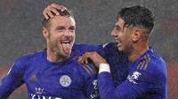 Pemain Leicester City Jamie Vardy (kiri) bersama Ayoze Perez merayakan golnya ke gawang Southampton pada laga Liga Inggris di Stadion St Mary, Southampton, Inggris, Jumat (25/10/2019). Leicester City membantai Southampton 9-0. (AP Photo/Alastair Grant)