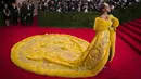 Rihanna berhasil menarik perhatian dengan tampil dalam balutan gaun panjang berwarna kuning mencolok dalam ajang Met Gala 2015 yang digelar di Metropolitan Museum of Art's Costume Institute, New York City, Senin (4/5). (REUTERS/Lucas Jackson) 