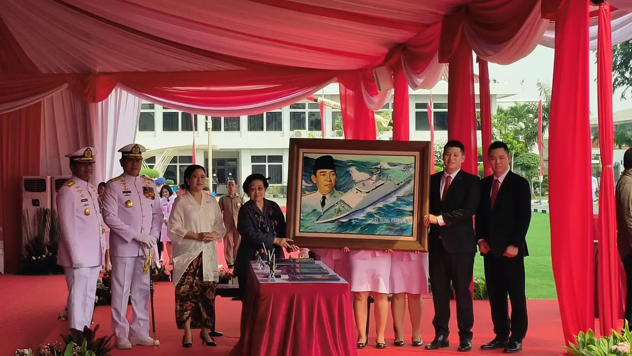 Presiden Kelima RI Megawati Soekarnoputri menghadiri upacara serah terima pengoperasian Kapal Perang Republik Indonesia (KRI) Bung Karno-369 di Dermaga Komando Lintas Laut Militer (Kolinlamil), Tanjung Priok, Jakarta Utara, Kamis (1/6/2023).