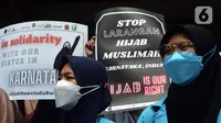 Aksi damai untuk mendukung muslimah India di depan Kedutaan Besar India, Jakarta, Selasa (22/2/2022). Aksi ini merupakan dukungan dan pembelaan kepada pelajar dan mahasiswa muslim di India terkait pelarangan menggunakan hijab dan persekusi. (merdeka.com/Imam Buhori)