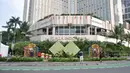 <p>Warga berfoto saat arus lalu-lintas di Jalan Jenderal Sudirman, Jakarta, Senin (2/5/2022). Hiruk-pikuk kemacetan lalu-lintas di Ibu Kota berubah lengang saat sebagian besar warga mudik ke kampung halaman untuk merayakan Idul Fitri 1443 Hijriah. (merdeka.com/Iqbal S. Nugroho)</p>