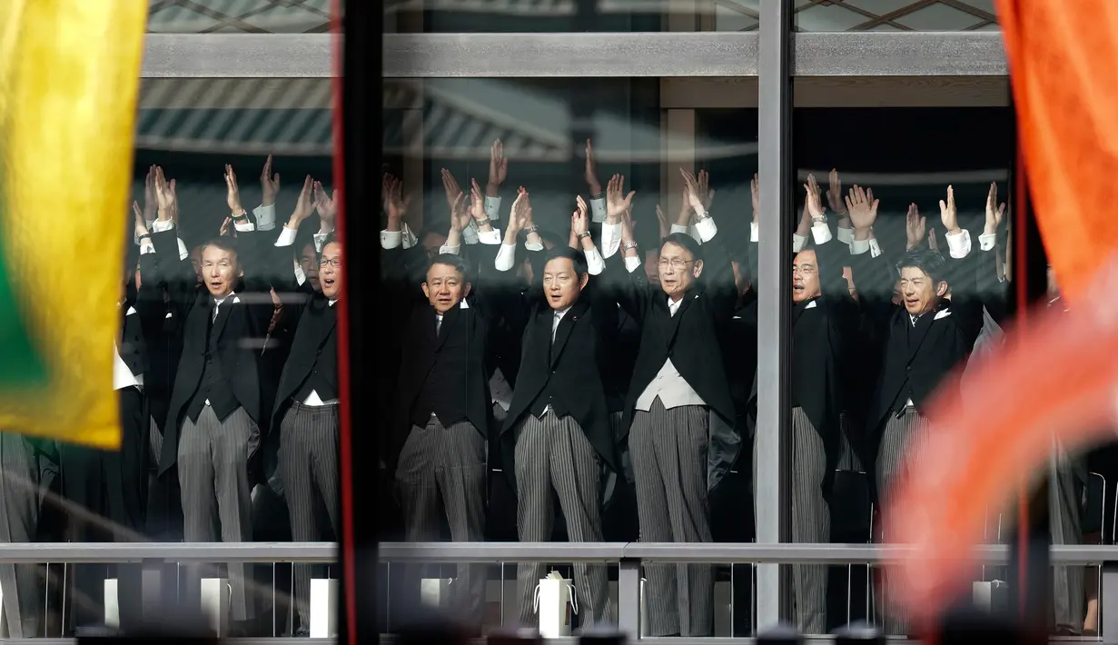 Para hadirin bersorak 'banzai' kepada Kaisar Naruhito dalam upacara penobatan di Istana Kekaisaran, Tokyo, Jepang, Selasa (22/10/2019). Naruhito resmi menjadi Kaisar Jepang setelah melalui ritual penobatan. (Kimimasa Mayama/Pool Photo via AP)