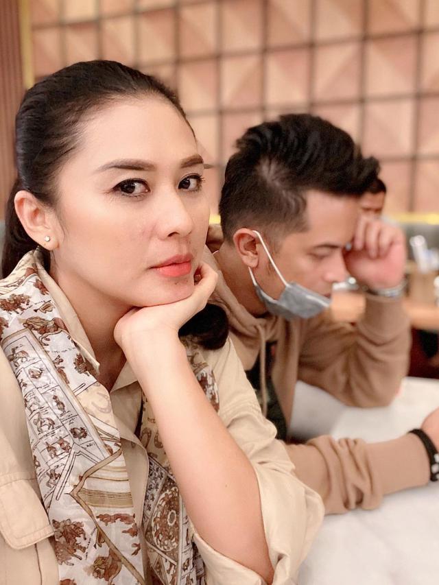 6 Potret Harmonis Choky Andriano dan Istri, Kini Diterpa Isu Perselingkuhan
