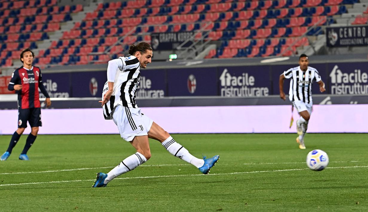 Gelandang Juventus, Adrien Rabiot, menendang bola saat melawan Bologna pada laga Liga Italia di Stadion Renato-Dall'Ara, Minggu (23/5/2021). Juventus menang dengan skor 4-1. (AFP/Andreas Solaro)