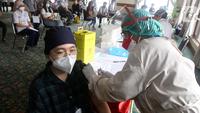 Petugas medis yang bertugas sebagai vaksinator memvaksin tenaga kesehatan (Nakes) Siloam Hospitals, Tangerang, Rabu (11/8/2021). Vaksin Moderna dosis ketiga yang diterima nakes bertujuan untuk mencegah penularan Covid-19 sebagai garda depan dalam penanganan pandemi. (Liputan6.com/HO/Firdi)