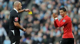 Cristiano Ronaldo mendapat kartu kuning dari wasit Howard Webb saat laga MU melawan Manchester City di laga Liga Inggris, 30 November 2008. CR7 beberapa kali bersitegang dengan wasit Howard Webb. (AFP/Andrew Yates)