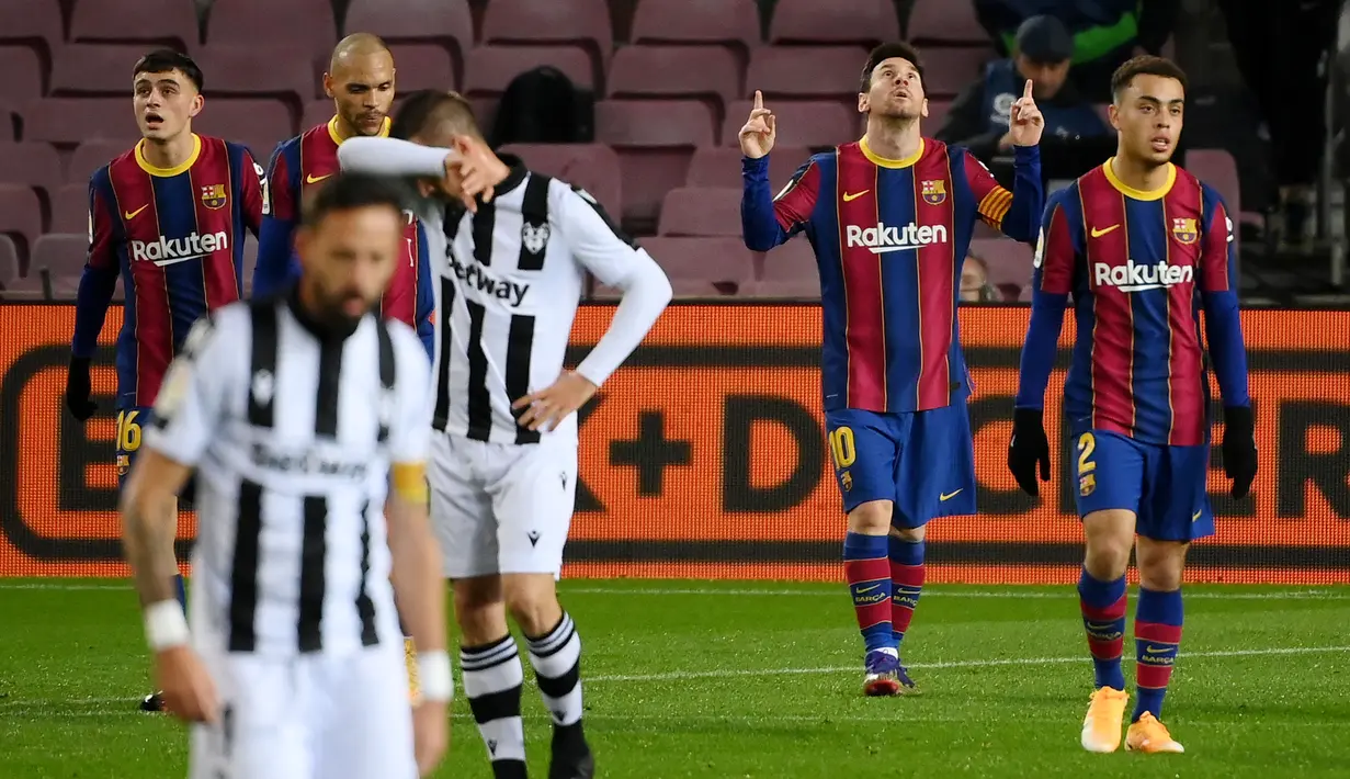 Striker Barcelona, Lionel Messi, melakukan selebrasi usai mencetak gol ke gawang Levante pada laga Liga Spanyol di Stadion Camp Nou, Senin (14/12/2020). Barcelona menang dengan skor 1-0. (AFP/Lluis Gene)