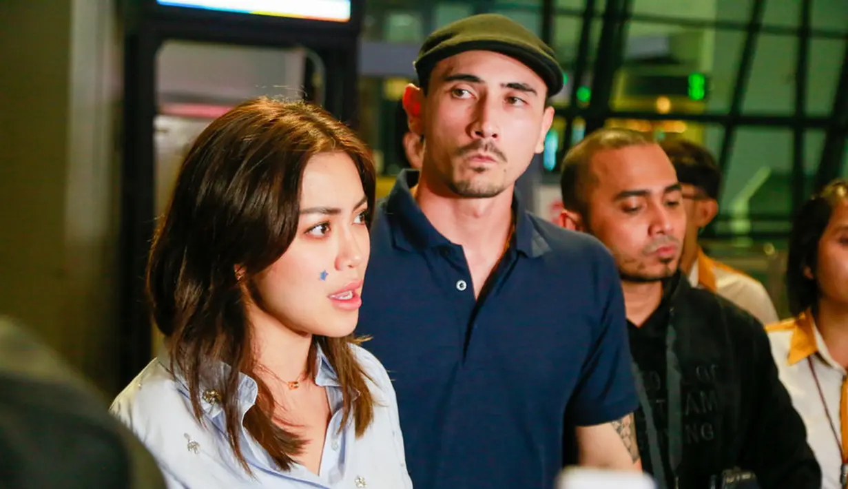 Jedar dan suami berharap nantinya Steven selain mendapatkan hukuman juga mengembalikan uangnya. Terlebih, ia mengaku uang tersebut dikumpulkan sejak usianya 16 tahun. [Foto: Muhammad Akrom Sukarya/KapanLagi.com]