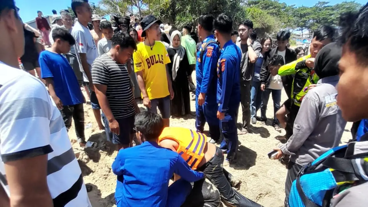 Sat Polairud Polres Garut, Jawa Barat, berhasil menyelamatkan empat wisatawan lokal di Pantai Karang Papak, Desa Cikelet, Kecamatan Cikelet, saat liburan Idul Fitri 1446H/2025. (Liputan6.com/Jayadi Supriadin)